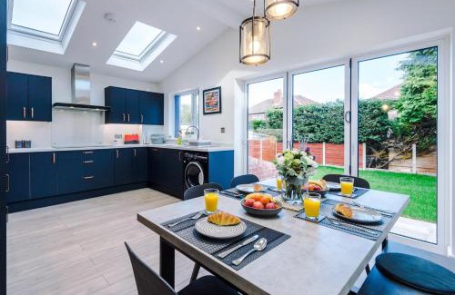 Trafford Casa | Sandileigh House by YourStays - Luxurious 3 Bedroom House in Altrincham