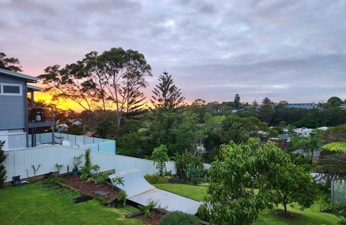 Bulli Casa | Sandon Beach Cottage-Beach, escarpment and a half pipe. Pet friendly!