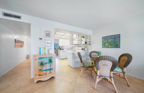 Beachview Country Club Estates Condominio | Sandpebble 2E: condominio maravillosamente actualizado de la isla ¡Frente a la playa!