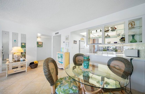 Beachview Country Club Estates Condominio | Sandpebble 2E: condominio maravillosamente actualizado de la isla ¡Frente a la playa!