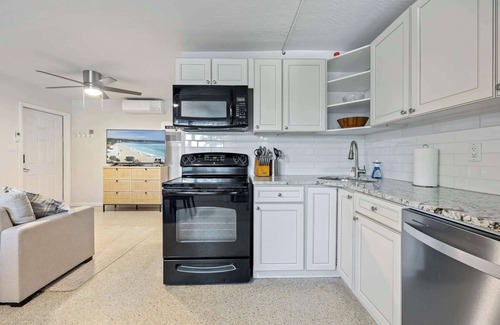 Satellite Beach Apartamento | Sandpiper 𓇼 1BR/1BA Across From Beach!