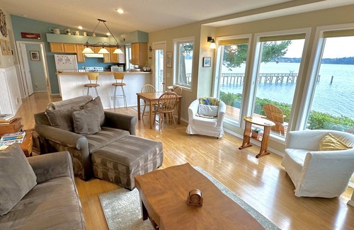Oak Harbor Casa | 5⭐Sandpiper Haven: Fabulous 180; Waterfront Beach House-VISTAS, Kayaks, Penn Cove