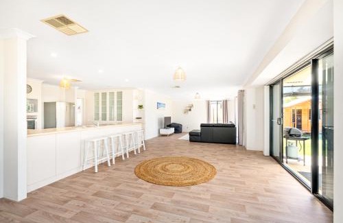 Broadwater Casa | Sandpiper House 4BR Family & Pet-Friendly Stay