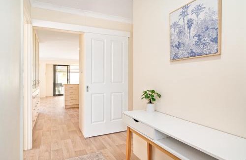 Broadwater Casa | Sandpiper House 4BR Family & Pet-Friendly Stay
