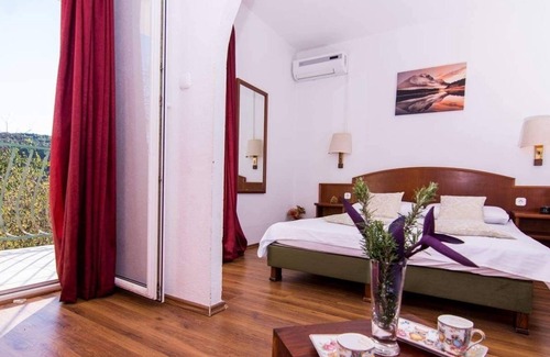 Okrug Donji Apartamento | Sandra - Quiet & Close to the Beach - SA2