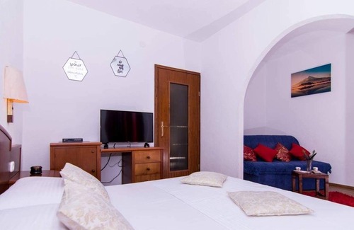 Okrug Donji Apartamento | Sandra - Quiet & Close to the Beach - SA2
