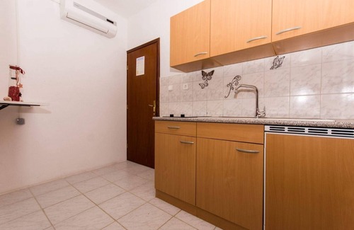 Okrug Donji Apartamento | Sandra - Quiet & Close to the Beach - A3