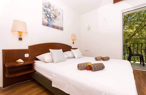 Okrug Donji Apartamento | Sandra - Quiet & Close to the Beach - A3