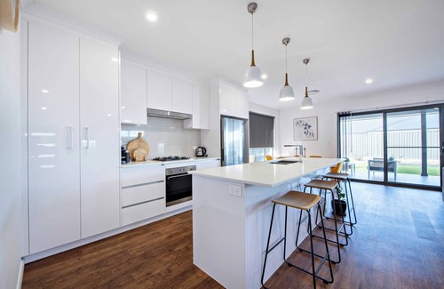 Dubbo Casa | Sandstone - Family Entertainer, Refined Living