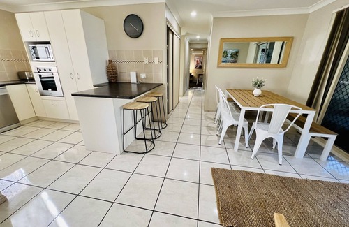 Ningi Casa | Sandstone Point Family home, Bribie beaches, pet friendly