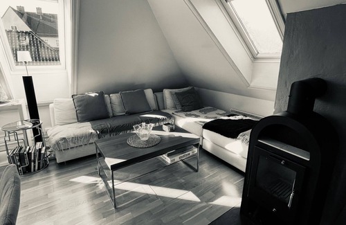 Bergenhus Apartamento | Sandviken, on the mountain & by the sea. Popular loft, fireplace and balcony.