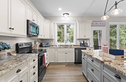 Troutman Casa | Sandy Beach, 2 King Suites, Game Rooms & Views!