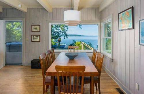 Eastsound Casa | Sandy Beachfront, Hot Tub, Pet-friendly, Kayaking