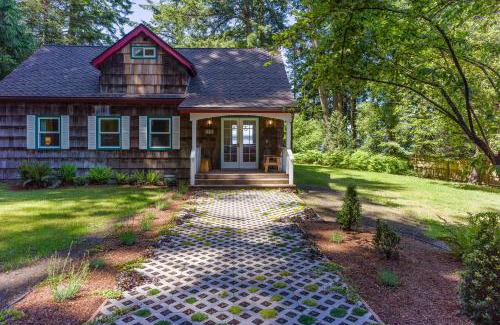 Eastsound Casa | Sandy Beachfront, Hot Tub, Pet-friendly, Kayaking