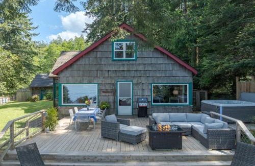 Eastsound Casa | Sandy Beachfront, Hot Tub, Pet-friendly, Kayaking