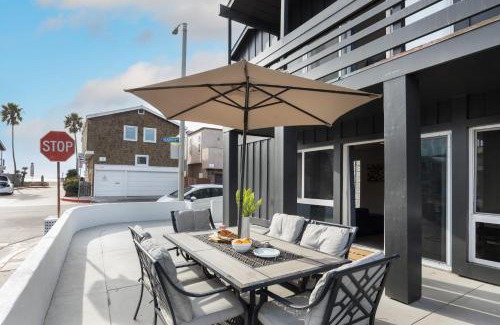 West Newport Casa | Sandy by AvantStay Oceanview Steps to Beach Patio w Fire Pit Dining Area