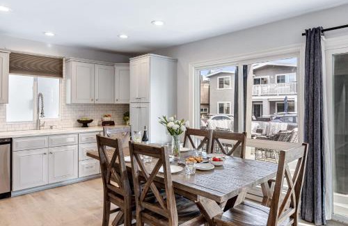 West Newport Casa | Sandy by AvantStay Oceanview Steps to Beach Patio w Fire Pit Dining Area