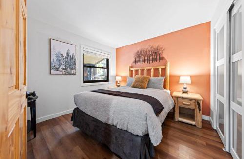 Tahoe Vista Casa | Sandy Cove on the North Shore -Lakeside Cottage with Pier Beach, and HOA Amenities