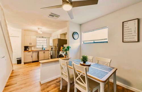 Iona Condominio | Sandy Feet Retreat! Minutes to Sanibel and Bunche Beach.
