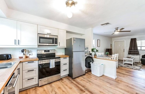 Iona Condominio | Sandy Feet Retreat! Minutes to Sanibel and Bunche Beach.