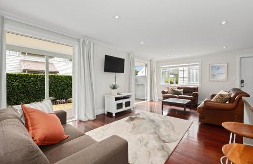 Russell Casa | Sandy Jandal - 3-5 Bedroom - Russell Cottages
