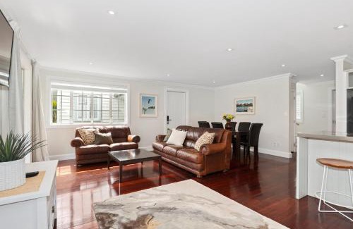 Russell Casa | Sandy Jandal - 3-5 Bedroom - Russell Cottages