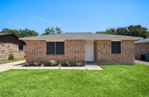 El Lago Casa | Sandy Private Beach Oasis Close to Kemah Boardwalk & NASA 5 STAR SUPER HOST