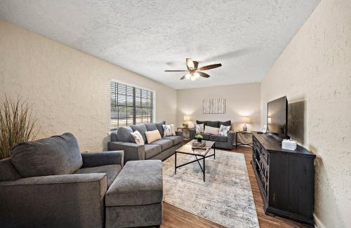 El Lago Casa | Sandy Private Beach Oasis Close to Kemah Boardwalk & NASA 5 STAR SUPER HOST