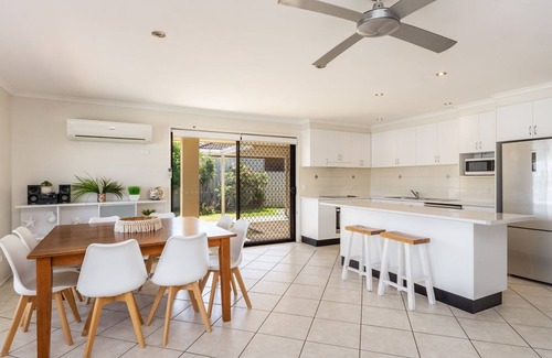 Yamba Casa | Sandy Shores | Absolute Waterfront with swimming pool