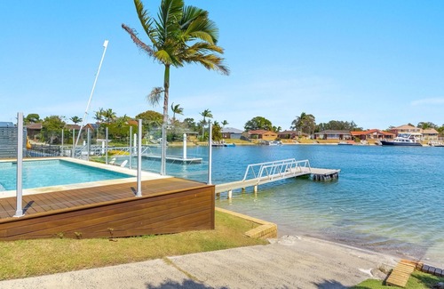 Yamba Casa | Sandy Shores | Absolute Waterfront with swimming pool