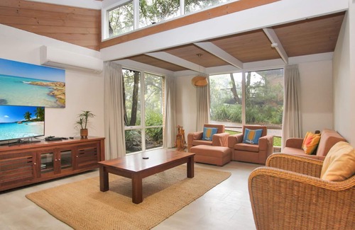 Hawks Nest Casa | Sandy Shores - Hawks Nest Holiday Home