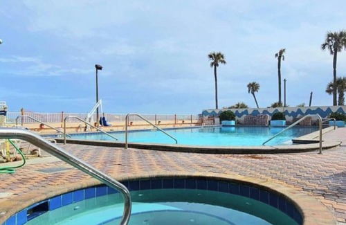 Lenox Park Condominio | Sandy Toes! A bright and vibrant studio condo in Daytona Beach FL Unit 418!