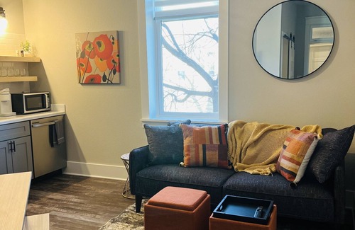 Florence Apartamento | 'Sangre De Orange'- apartment in Historic Florence Colorado