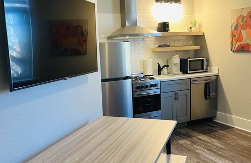 Florence Apartamento | 'Sangre De Orange'- apartment in Historic Florence Colorado
