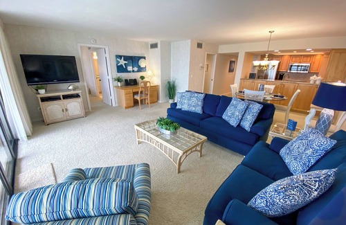 Punta Rassa Condominio | Sanibel Harbour Resort Harbour Tower 816: Comfort and relaxation while enjoying gorgeous sunsets.