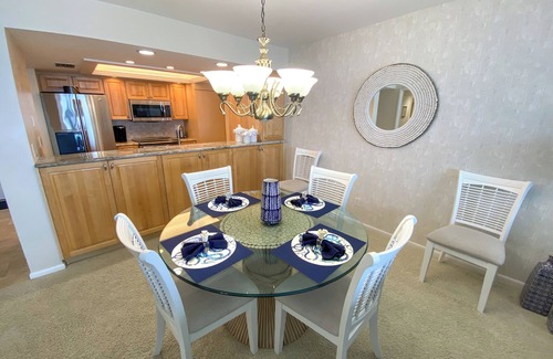 Punta Rassa Condominio | Sanibel Harbour Resort Harbour Tower 816: Comfort and relaxation while enjoying gorgeous sunsets.