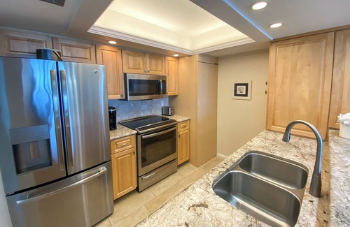 Punta Rassa Condominio | Sanibel Harbour Resort Harbour Tower 816: Comfort and relaxation while enjoying gorgeous sunsets.