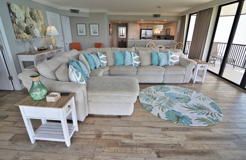 Punta Rassa Apartamento | Sanibel Harbour Resort Bay View Tower 737: Beachfront vacation retreat with gorgeous sunset views