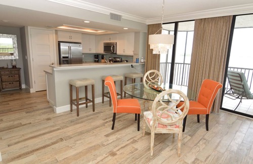 Punta Rassa Apartamento | Sanibel Harbour Resort Bay View Tower 737: Beachfront vacation retreat with gorgeous sunset views