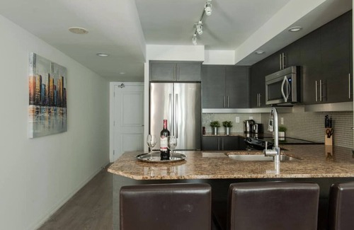 King West Village Condominio | Sanitized Luxurious Condo with Parking