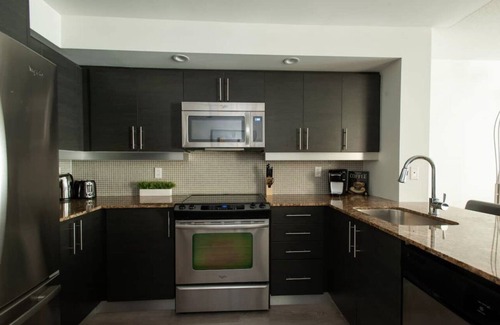 King West Village Condominio | Sanitized Luxurious Condo with Parking