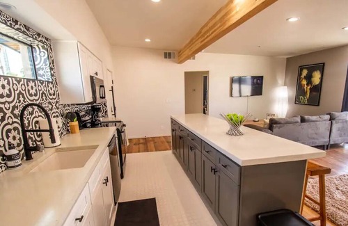 Beverly Green Casa | Sanitized Newly Remodeled Downtown-2 Bedrooms!