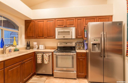 Peaceful Valley Condominio | Regency Spectacular Views / 2 BR Condo / COM Pool / Old Town Scottsdale