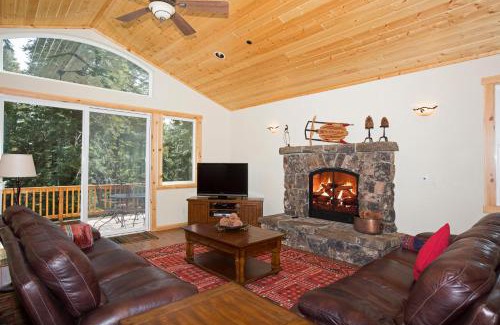 Homewood Casa | Sans Souci Terrace on the West Shore- 4 BR Cabin, Avail as a Ski Lease, Near Skiing!