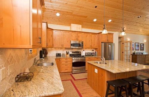 Homewood Casa | Sans Souci Terrace on the West Shore- 4 BR Cabin, Avail as a Ski Lease, Near Skiing!