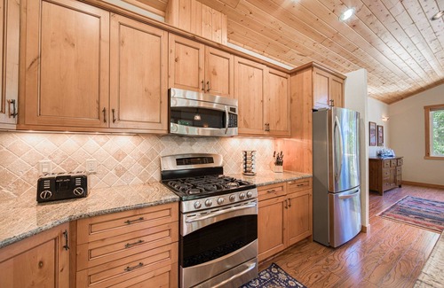 Homewood Casa | Sans Souci - Convenientemente ubicado en West Shore 4BR, a solo una cuadra del lago.