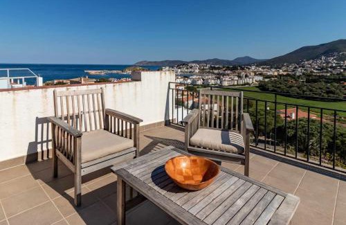 Llanca Apartamento | Sant Genís 19 - ático con terraza y vistas
