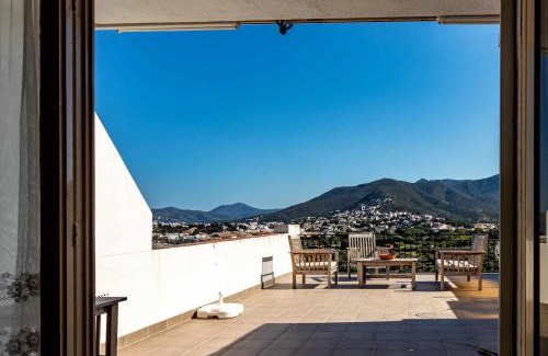 Llanca Apartamento | Sant Genís 19 - ático con terraza y vistas
