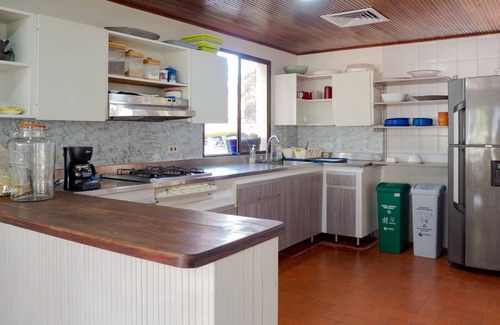 Santa Fe de Antioquia Casa | Casa en Pueblo Colonial con Piscina Privada y Jardines Exuberantes