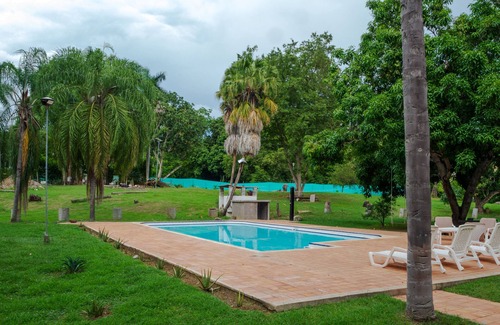 Santa Fe de Antioquia Casa | Casa en Pueblo Colonial con Piscina Privada y Jardines Exuberantes